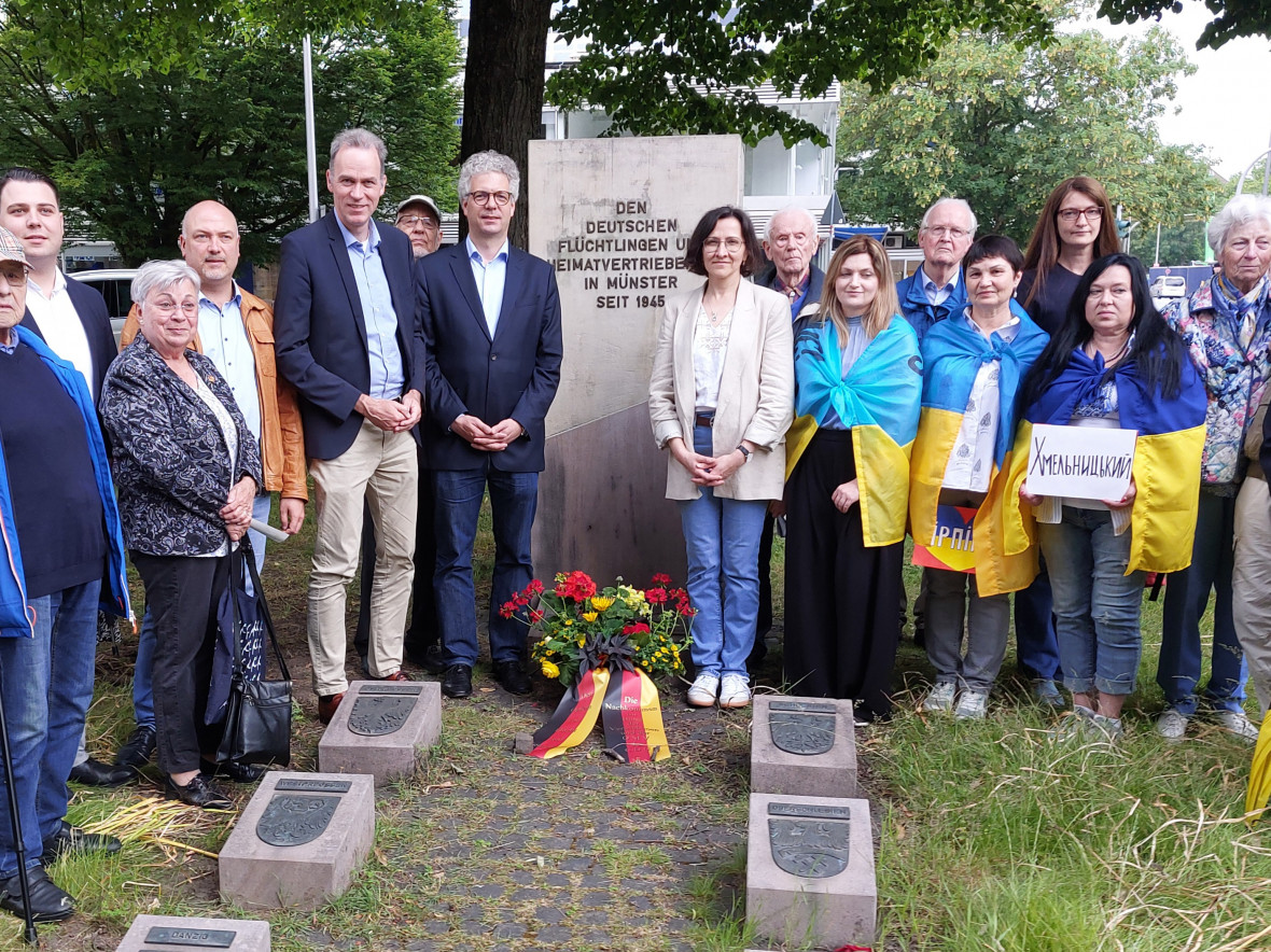 Roswitha Mller, Stefan Leschniok, Stefan Nacke (links neben dem Gedenkstein), Marya Sharko (rechts neben dem Gedenkstein)
